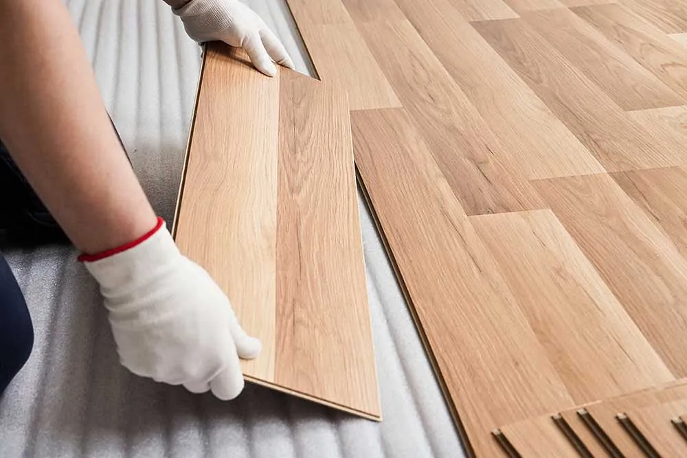 Instalación de suelo de parquet